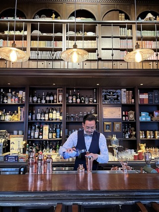 辭職隨外交官妻外派 丈夫把旅歐經驗變古董酒吧