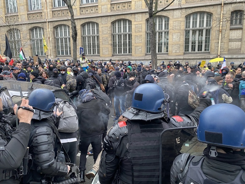 法國警察擊斃街友、攻擊示威者 當局展開調查 | 華視新聞