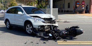 苗栗台3線機車與轎車對撞 騎士命大腳趾骨折送醫