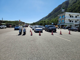 蘇花路廊北返車潮湧現  崇德管制站管制放行