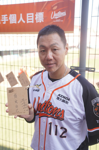 林益全披獅袍亮相  背號未定不怕9號魔咒