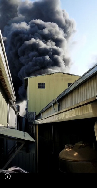 台南永康工廠火警延燒8戶 暫無人員傷亡受困