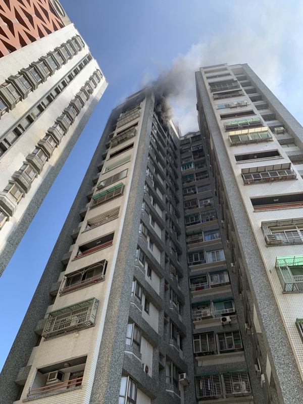台南永康大樓住宅火警 2人頂樓避難 | 華視新聞