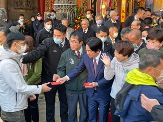 賴副總統回台南發福袋 盼癸卯兔年生產報國