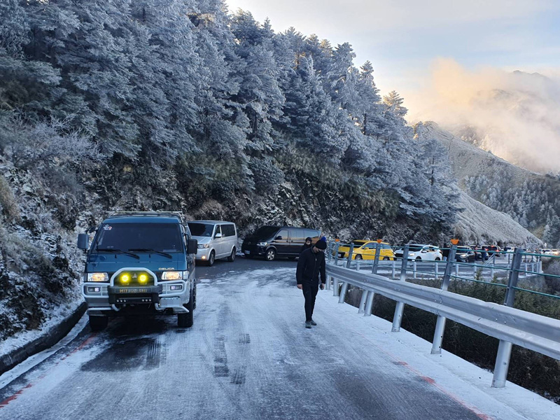 合歡山多處路面結冰車輛受困 警方協助通行 | 華視新聞