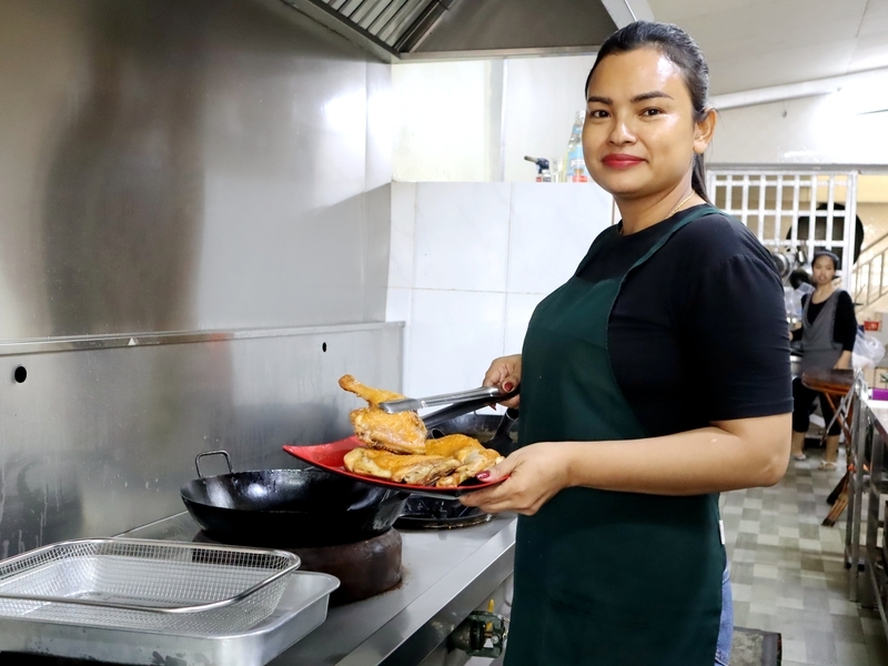 柬埔寨台灣媳婦展廚藝  鹽酥雞與牛肉麵飄香金邊 | 華視新聞