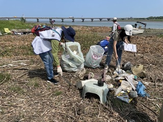 頭前溪川廢塑膠為大宗 二河局擬成立平台守護