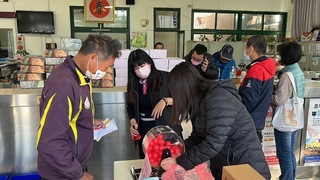 彰化大城鄉農會辦抽獎活動 民眾開工試手氣