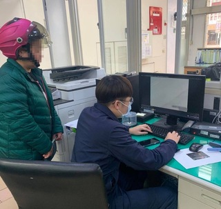 婦人撿到13萬餘元送交派出所  大園警助物歸原主