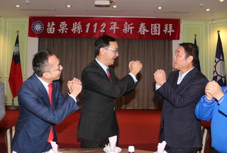 國民黨苗栗縣黨部團拜  朱立倫、鍾東錦互道恭喜