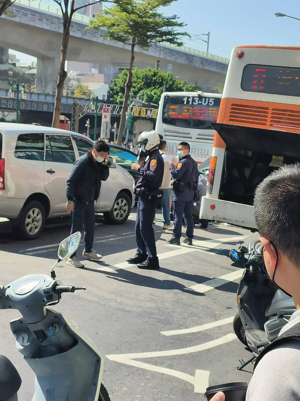 中市警追緝嫌犯遭衝撞  當街開10槍壓制逮捕 | 華視新聞