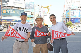 KANO傳奇投手吳明捷兒子訪台 嘉市合影雕像難掩感動