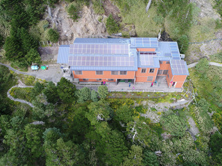 排雲山莊供餐持續精進  煮水區增設塑膠透明簾幕