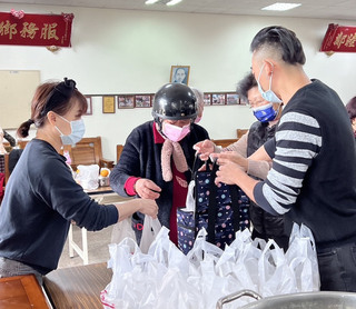 金門各社區恢復供餐 豆花店贈燒仙草溫暖長者