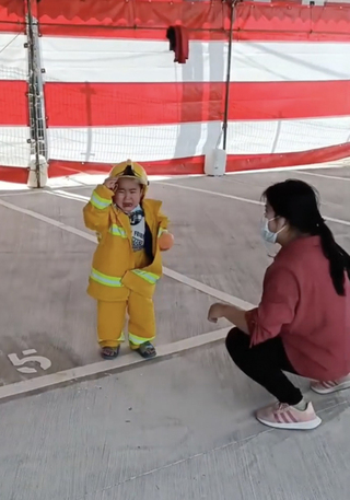 體驗闖關穿消防衣就不肯脫 4歲童超萌適任代言人