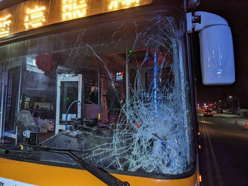愛侶騎車遊高雄  女疑為撿掉落馬路手機遭公車撞死 | 華視新聞