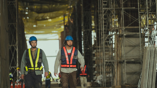 「做工的人」躍大螢幕 柯叔元8樓高空電焊喊腿軟