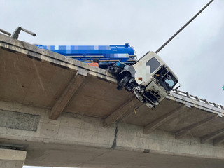 台61線聯結車衝撞護欄懸空  司機摔落地面不治