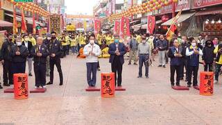 新港媽祖元宵出巡  柯文哲翁章梁同點起馬炮