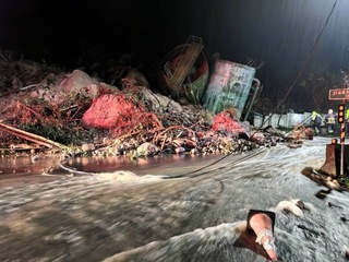 陽金公路4公里處山壁崩落  壓垮淨水場3座儲水槽