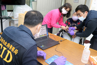 嘉市警局供失智長輩指紋建檔 若走失可助順利返家