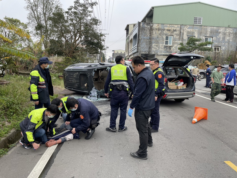 男子駕車拒攔查衝撞警車後翻覆  警開8槍逮人 | 華視新聞