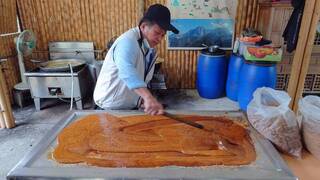 嘉縣豐山村民手工熬煮黑糖 百年傳承成特產