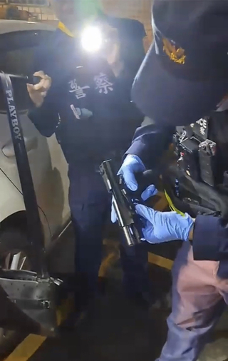 男子見警就逃  汐止警2分鐘逮酒駕犯並起獲手槍