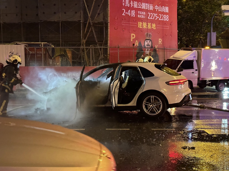 台中男子開車酒駕撞2車 釀火燒車3人輕傷 | 華視新聞