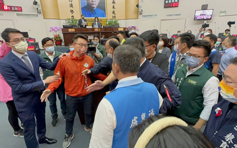 邱莉莉主持台南市議會臨時會 引爆推擠拉址 | 華視新聞