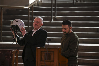 英國會全體站立聽澤倫斯基演說 議長獲贈烏飛官頭盔