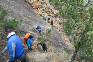 爬崩壁渡郡大溪 信義鄉久美國小生返舊部落尋根