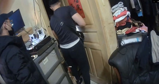 新北警破門攻堅 犯嫌忙躲藏忘收桌上毒品遭逮