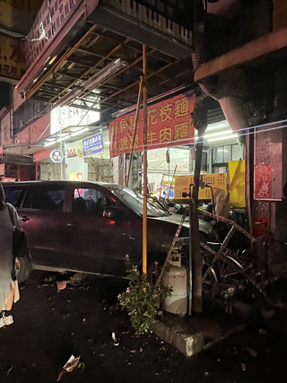 台中轎車衝撞麵店騎樓 波及多車2人送醫