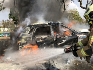 台南歸仁自小客疑撞分隔島起火  駕駛當場死亡