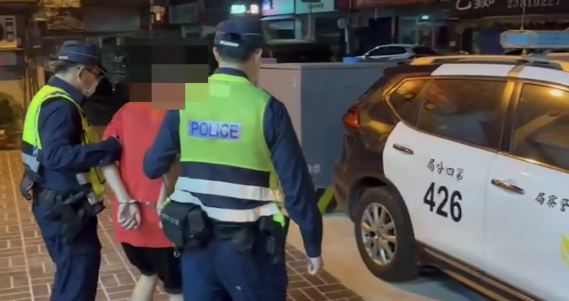男子超商搶走背包逃逸  中市警2小時內破案 | 華視新聞