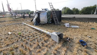 嘉縣轎車撞雙載腳踏車翻覆 4人重傷送醫