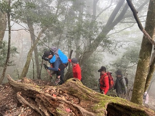 女子登屋我尾山摔傷  中市消防局協助送醫