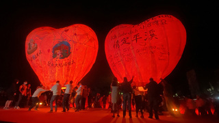 基北北桃首長平溪合體放天燈  為土耳其災區祈福