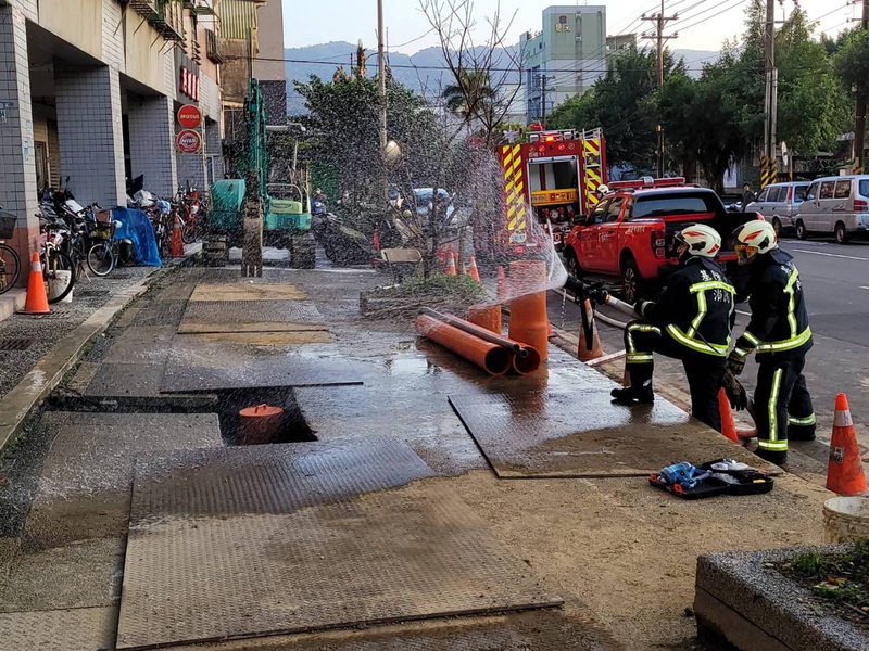 基隆工建路疑似瓦斯舊管線遭挖破  一度引發火勢 | 華視新聞