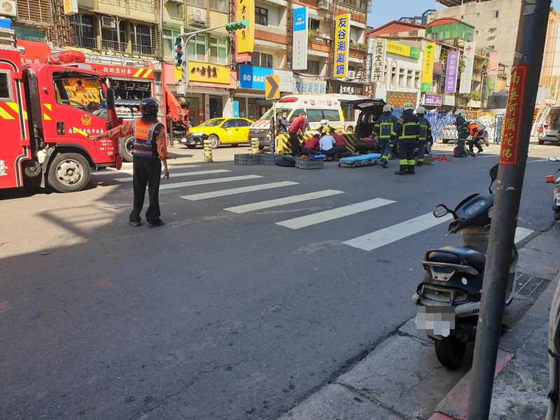 北市萬華區休旅車爆衝 停等紅燈騎士遭撞不治 | 華視新聞