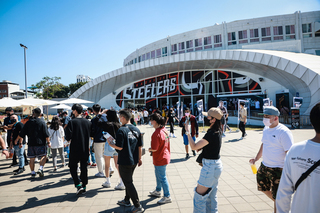 林書豪加盟高雄鋼鐵人首戰 賽前專屬商品球迷搶翻