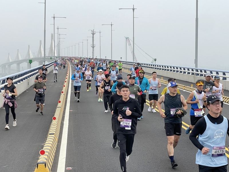金門馬拉松競賽組開跑 首次跨越大橋成亮點 | 華視新聞