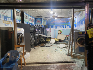 屏東男撞入洗衣店落跑 警方逮回搜出上膛手槍