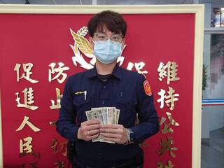 日籍旅客無處可換新台幣  宜蘭暖心警員當換鈔機