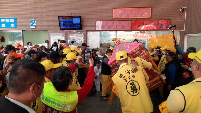 白沙屯媽祖粉紅超跑禮讓救護車 停駕2醫院供祈福 | 華視新聞