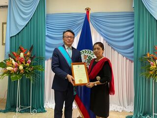 駐貝里斯大使錢冠州將離任 貝國頒勳章表彰貢獻