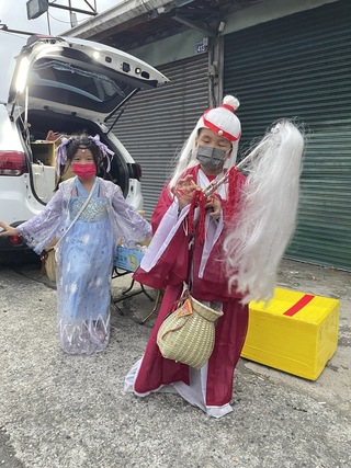 白沙屯媽祖駐駕彰縣府 小朋友扮月下老人分送紅線