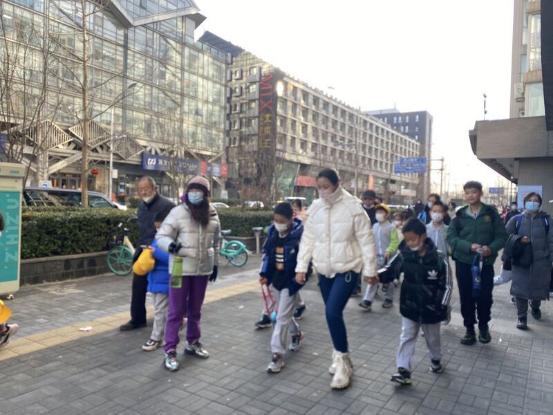 北京重拾煙火氣  街上堵車與學生拎包走出校園 | 華視新聞