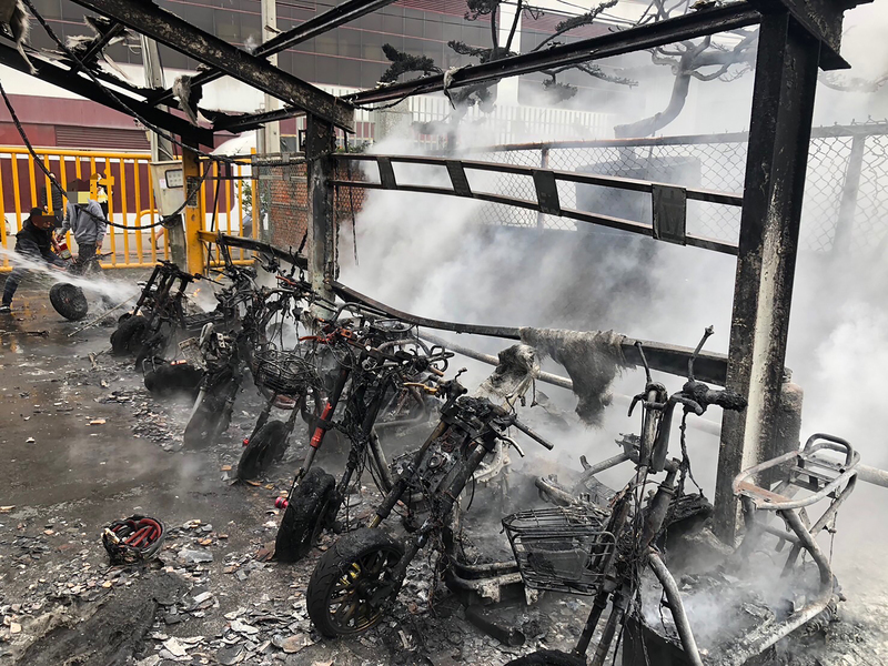 桃園華通電腦員工停車場失火 燒毀33輛電動自行車 | 華視新聞